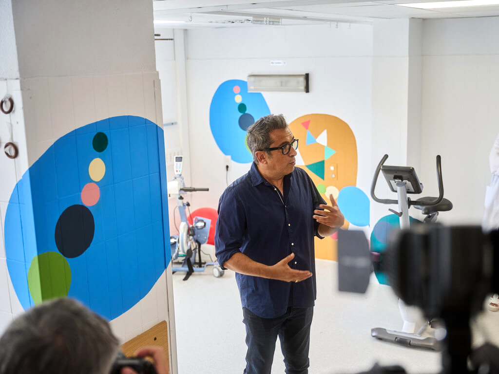 Andreu Buenafuente dando una entrevista antes los medios en el hospital contando las diferentes creatividades y murales que se han hecho de la mano de la asociación Believe in Art.