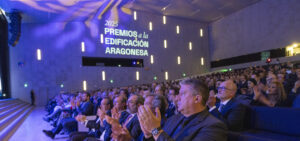 Público aplaudiendo durante la IV Gala Aragonesa de Edificación donde se entregaron los Premios a la Edificación Aragonesa.